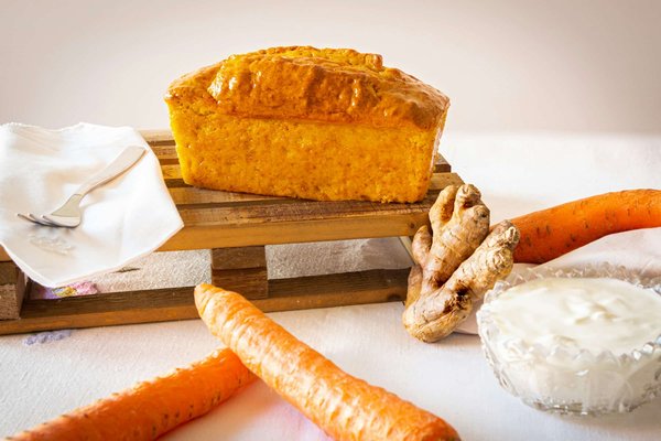 Comment réaliser un gâteau aux carottes moelleux avec un glaçage au fromage frais ?