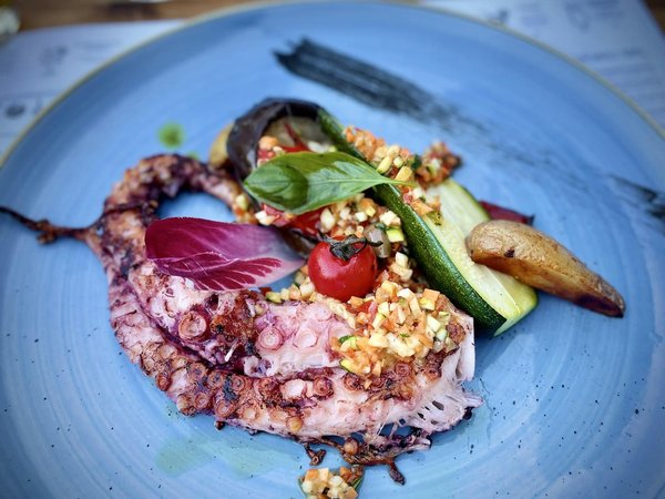 Quels sont les avantages d'une plancha en aluminium pour une cuisson sans ajout de matière grasse?