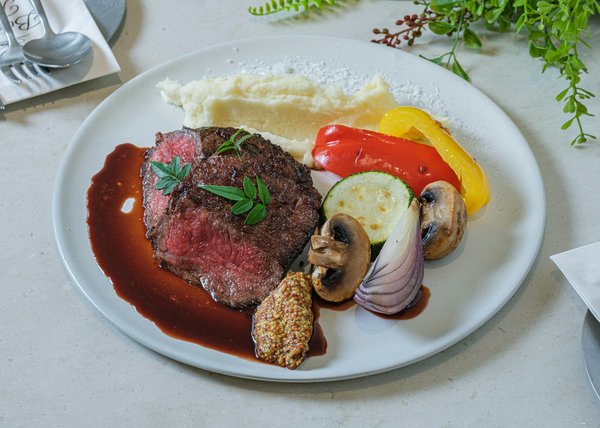 Quels sont les avantages de proposer des plats à base de champignons sauvages dans un restaurant de campagne?