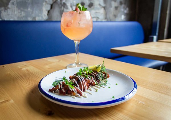 Quelles sont les techniques pour intégrer des fleurs comestibles dans des plats gastronomiques?